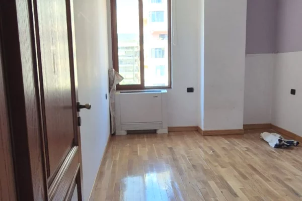Shtepi ne shitje Apartament ne Tirane, 2+1, Mobilimi Bosh, pa mobiluar, Pagesa 258,000  Euro.