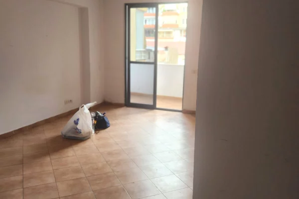 Shtepi me qera Apartament ne Tirane, Garsoniere, Mobilimi Bosh, pa mobiluar, Pagesa 500  Euro.