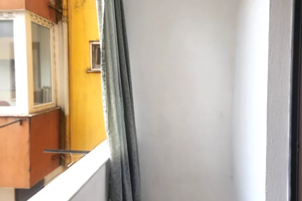 Shtepi me qera Apartament ne Tirane, Garsoniere, Mobilimi Bosh, pa mobiluar, Pagesa 500  Euro.