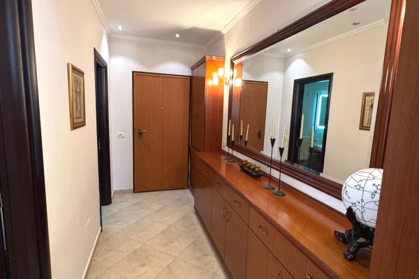 Shtepi me qera Apartament ne Tirane, 2+1, Mobilimi E mobiluar, Pagesa 800  Euro.
