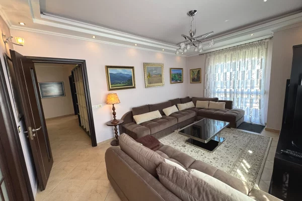 Shtepi me qera Apartament ne Tirane, 2+1, Mobilimi E mobiluar, Pagesa 800  Euro.