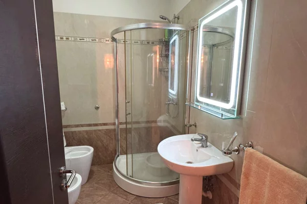 Shtepi me qera Apartament ne Tirane, 2+1, Mobilimi E mobiluar, Pagesa 800  Euro.