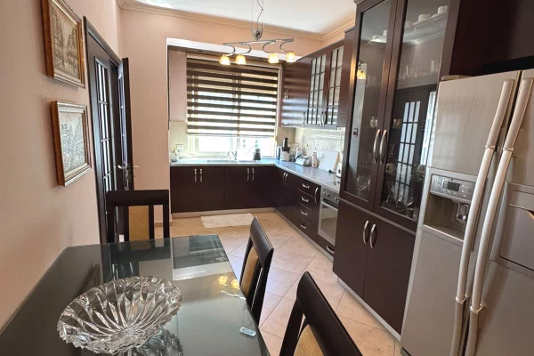 Shtepi me qera Apartament ne Tirane, 2+1, Mobilimi E mobiluar, Pagesa 800  Euro.