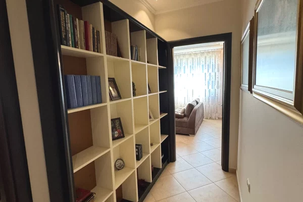 Shtepi me qera Apartament ne Tirane, 2+1, Mobilimi E mobiluar, Pagesa 800  Euro.