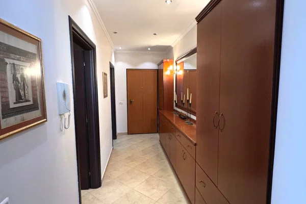 Shtepi me qera Apartament ne Tirane, 2+1, Mobilimi E mobiluar, Pagesa 800  Euro.
