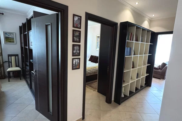 Shtepi me qera Apartament ne Tirane, 2+1, Mobilimi E mobiluar, Pagesa 800  Euro.