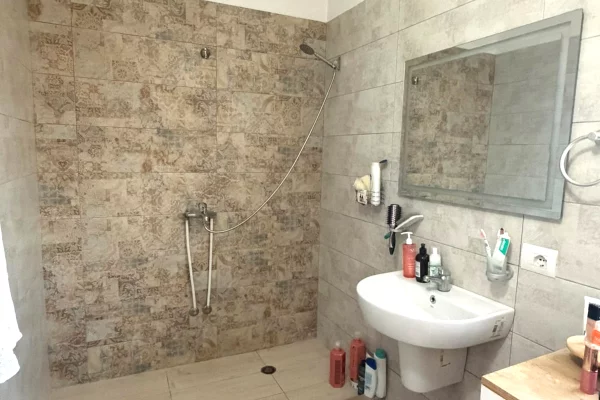 Shtepi me qera Apartament ne Tirane, 2+1, Mobilimi E mobiluar, Pagesa 900  Euro.