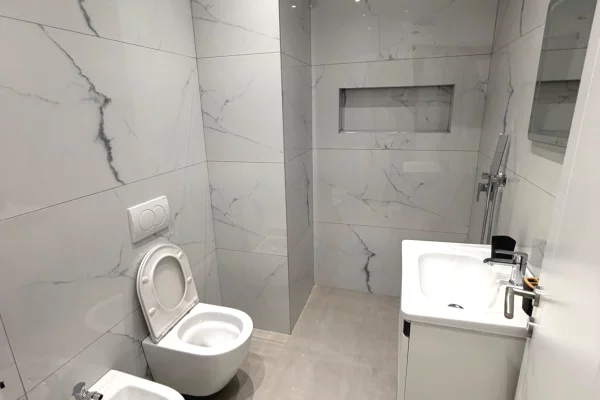 Shtepi ne shitje Apartament ne Tirane, 2+1, Mobilimi E mobiluar, Pagesa 240,000  Euro.