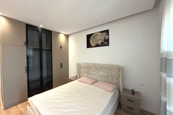 Shtepi ne shitje Apartament ne Tirane, 2+1, Mobilimi E mobiluar, Pagesa 240,000  Euro.