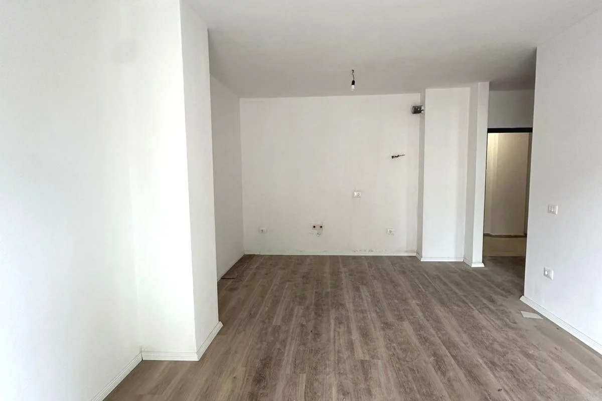 Shtepi ne shitje Apartament ne Tirane, 1+1, Mobilimi Bosh, pa mobiluar, Pagesa 135,000  Euro.
