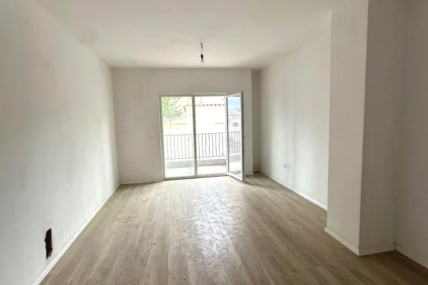 Shtepi ne shitje Apartament ne Tirane, 1+1, Mobilimi Bosh, pa mobiluar, Pagesa 135,000  Euro.