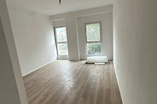 Shtepi ne shitje Apartament ne Tirane, 1+1, Mobilimi Bosh, pa mobiluar, Pagesa 135,000  Euro.