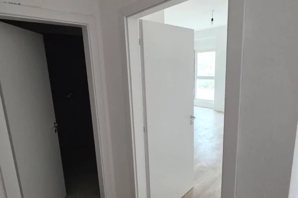 Shtepi ne shitje Apartament ne Tirane, 1+1, Mobilimi Bosh, pa mobiluar, Pagesa 135,000  Euro.