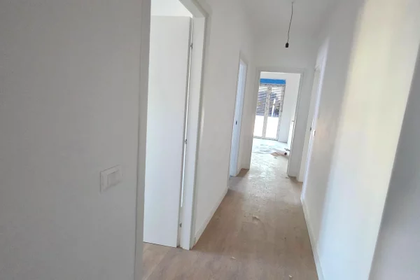 Shtepi ne shitje Apartament ne Tirane, 3+1, Mobilimi Bosh, pa mobiluar, Pagesa 244,800  Euro.