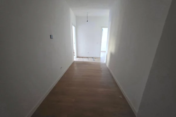 Shtepi ne shitje Apartament ne Tirane, 3+1, Mobilimi Bosh, pa mobiluar, Pagesa 244,800  Euro.
