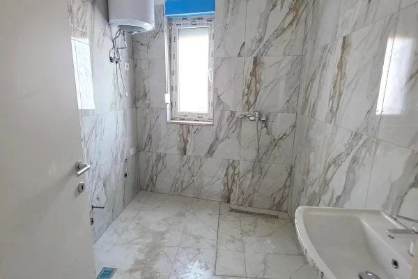 Shtepi ne shitje Apartament ne Tirane, 3+1, Mobilimi Bosh, pa mobiluar, Pagesa 244,800  Euro.