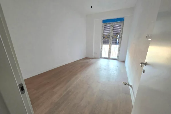 Shtepi ne shitje Apartament ne Tirane, 3+1, Mobilimi Bosh, pa mobiluar, Pagesa 244,800  Euro.