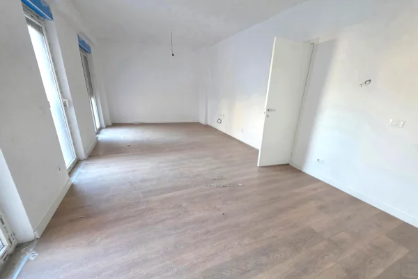 Shtepi ne shitje Apartament ne Tirane, 3+1, Mobilimi Bosh, pa mobiluar, Pagesa 244,800  Euro.