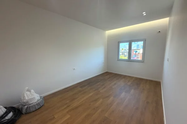 Shtepi ne shitje Apartament ne Tirane, 1+1, Mobilimi Bosh, pa mobiluar, Pagesa 137,000  Euro.