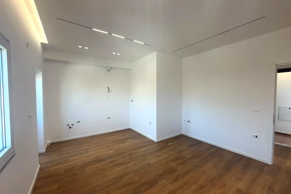 Shtepi ne shitje Apartament ne Tirane, 1+1, Mobilimi Bosh, pa mobiluar, Pagesa 137,000  Euro.