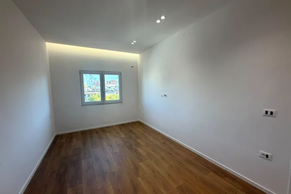Shtepi ne shitje Apartament ne Tirane, 1+1, Mobilimi Bosh, pa mobiluar, Pagesa 137,000  Euro.
