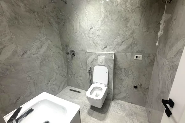 Shtepi ne shitje Apartament ne Tirane, 1+1, Mobilimi Bosh, pa mobiluar, Pagesa 137,000  Euro.