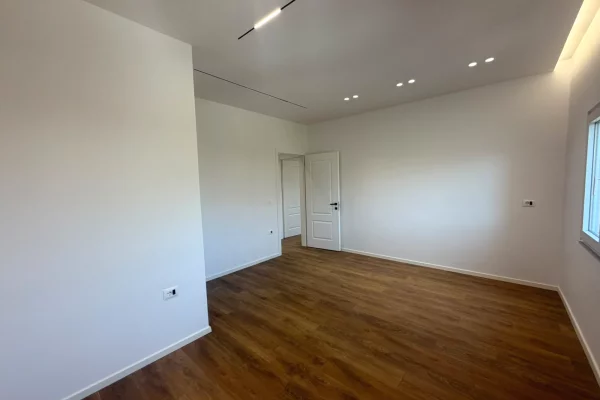 Shtepi ne shitje Apartament ne Tirane, 1+1, Mobilimi Bosh, pa mobiluar, Pagesa 137,000  Euro.