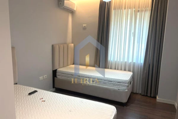 Shtepi ne shitje Apartament ne Tirane, 2+1, Mobilimi E mobiluar, Pagesa 272,949  Euro.