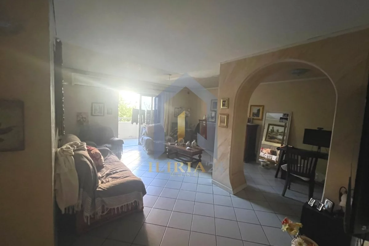 Shtepi ne shitje Apartament ne Tirane, 3+1, Mobilimi E mobiluar, Pagesa 250,000  Euro.