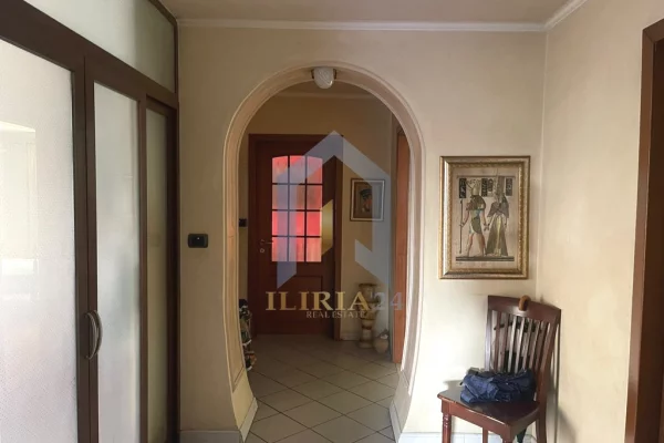 Shtepi ne shitje Apartament ne Tirane, 3+1, Mobilimi E mobiluar, Pagesa 250,000  Euro.