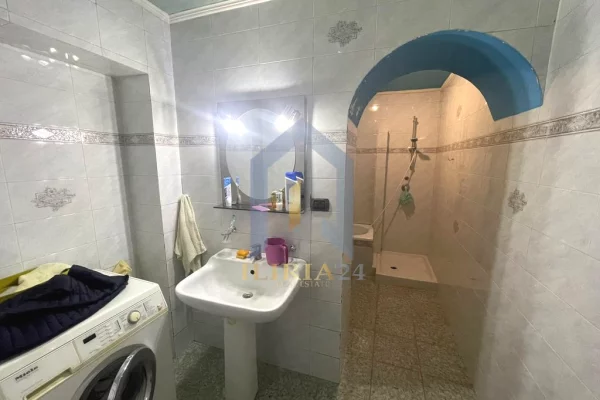 Shtepi ne shitje Apartament ne Tirane, 3+1, Mobilimi E mobiluar, Pagesa 250,000  Euro.