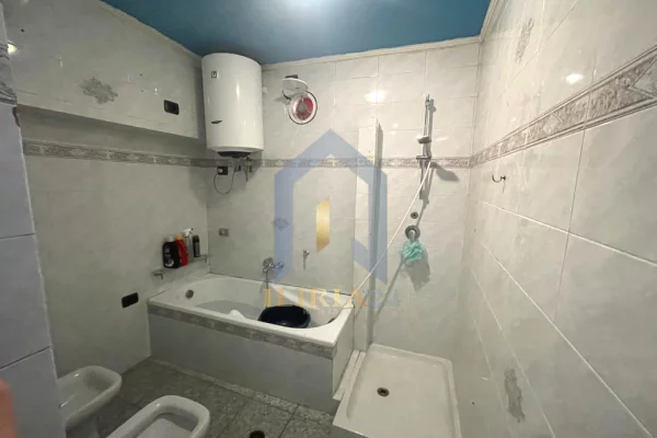 Shtepi ne shitje Apartament ne Tirane, 3+1, Mobilimi E mobiluar, Pagesa 250,000  Euro.