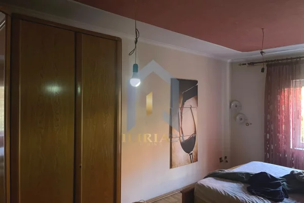 Shtepi ne shitje Apartament ne Tirane, 3+1, Mobilimi E mobiluar, Pagesa 250,000  Euro.