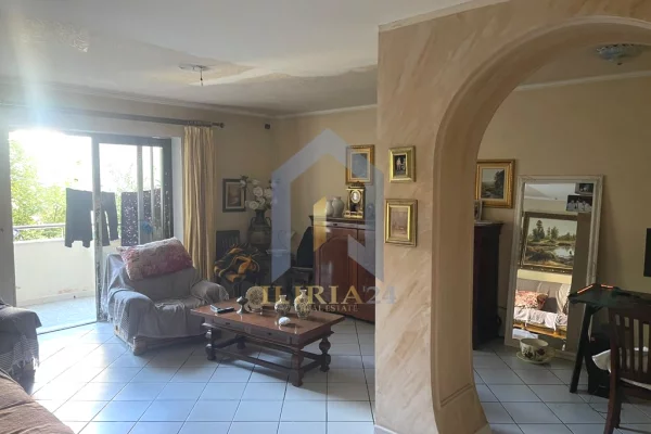 Shtepi ne shitje Apartament ne Tirane, 3+1, Mobilimi E mobiluar, Pagesa 250,000  Euro.