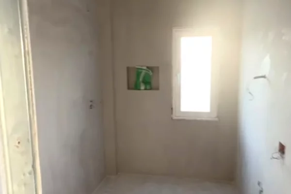 Shtepi ne shitje Apartament ne Tirane, 1+1, Mobilimi Bosh, pa mobiluar, Pagesa 160,000  Euro.
