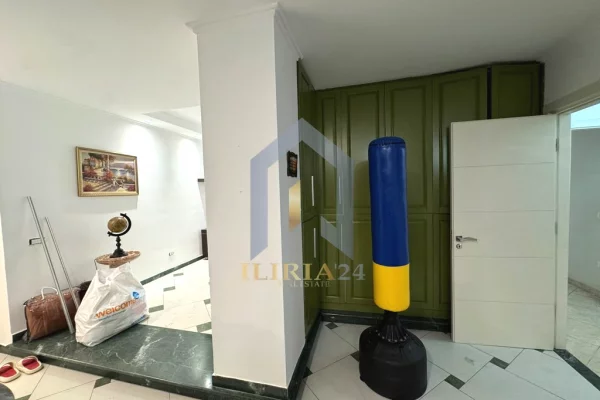 Shtepi ne shitje Apartament ne Tirane, 3+1, Mobilimi E mobiluar, Pagesa 664,000  Euro.