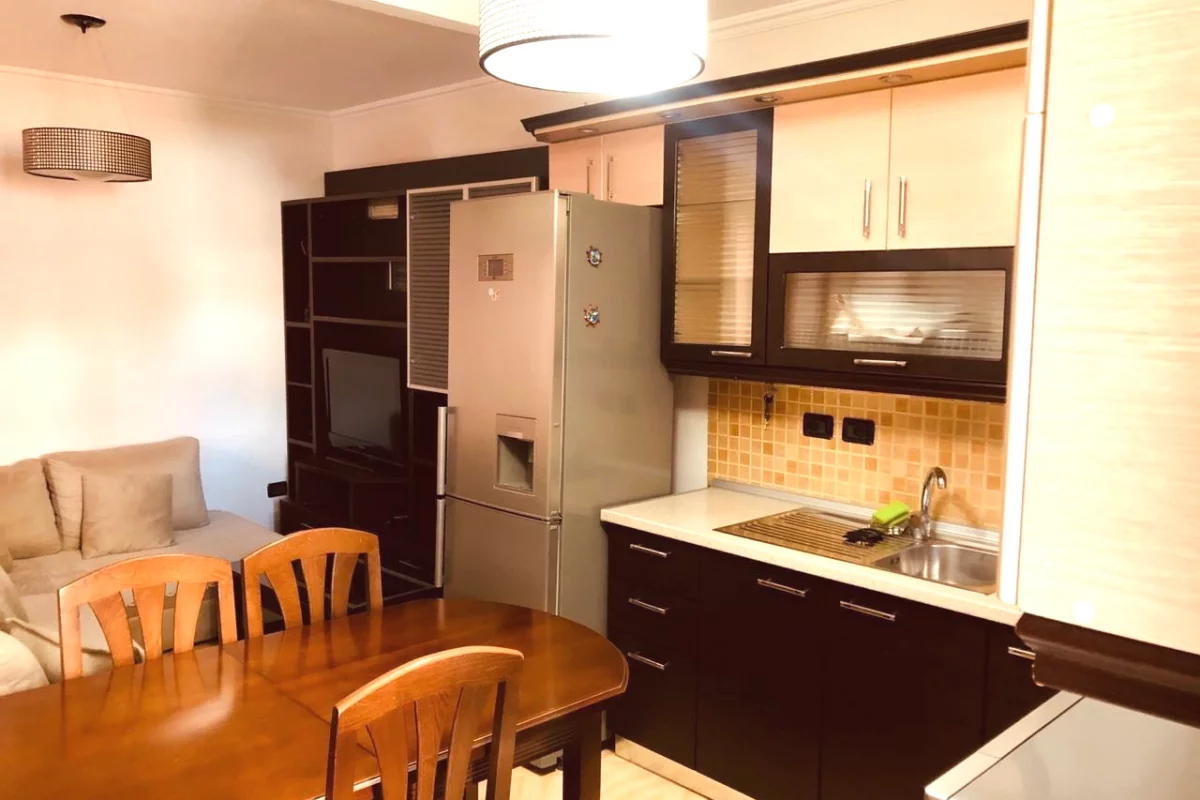 Shtepi ne shitje Apartament ne Tirane, 2+1, Mobilimi E mobiluar, Pagesa 140,000  Euro.