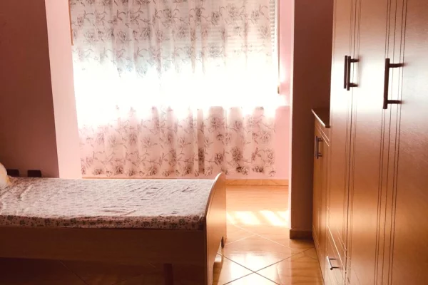 Shtepi ne shitje Apartament ne Tirane, 2+1, Mobilimi E mobiluar, Pagesa 140,000  Euro.