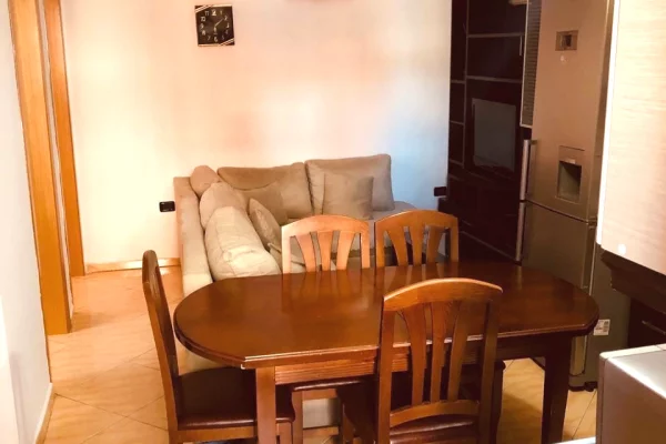 Shtepi ne shitje Apartament ne Tirane, 2+1, Mobilimi E mobiluar, Pagesa 140,000  Euro.
