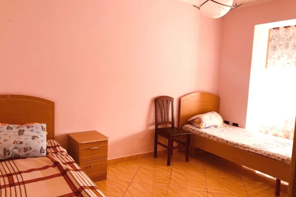 Shtepi ne shitje Apartament ne Tirane, 2+1, Mobilimi E mobiluar, Pagesa 140,000  Euro.