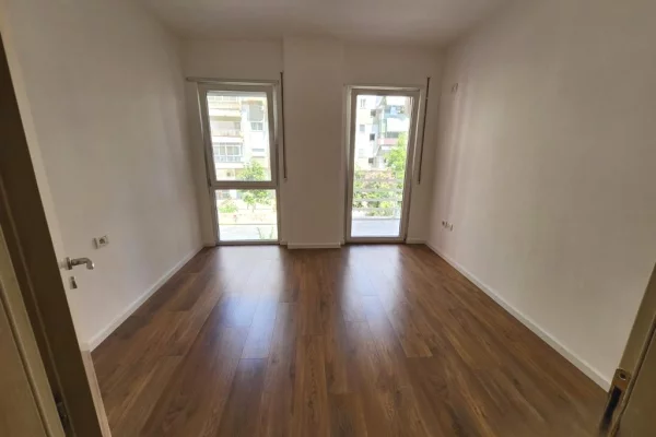 Ambient biznesi me qera 3+1 ne Tirane - 950 Euro