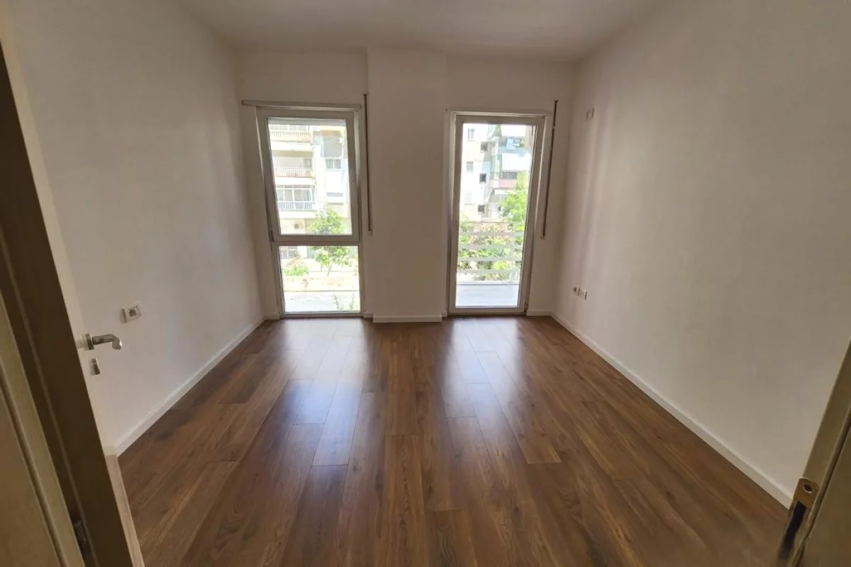 Apartament 3+1 me qira tek “Komuna e Parisit”