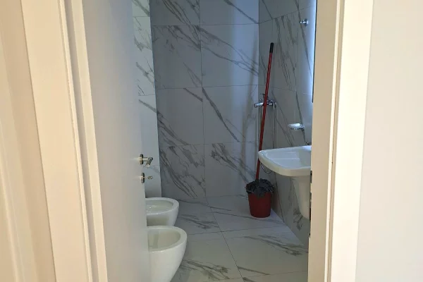 Shtepi me qera Apartament ne Tirane, 2+1, Mobilimi Bosh, pa mobiluar, Pagesa 1,000  Euro.