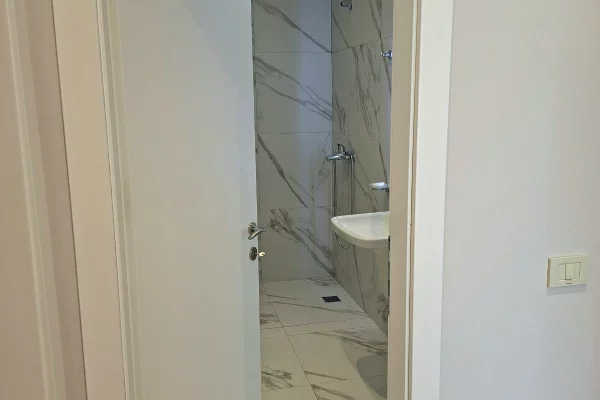 Shtepi me qera Apartament ne Tirane, 2+1, Mobilimi Bosh, pa mobiluar, Pagesa 1,000  Euro.