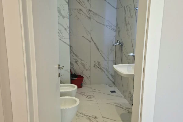 Shtepi me qera Apartament ne Tirane, 2+1, Mobilimi Bosh, pa mobiluar, Pagesa 1,000  Euro.