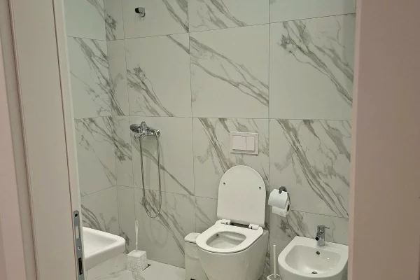 Shtepi me qera Apartament ne Tirane, 2+1, Mobilimi Bosh, pa mobiluar, Pagesa 1,000  Euro.
