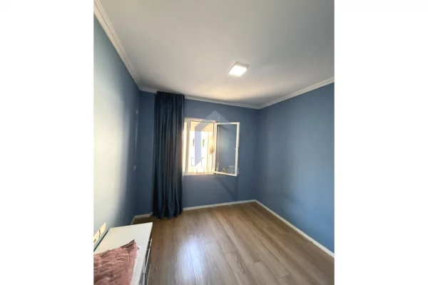 Shtepi ne shitje Apartament ne Tirane, 3+1, Mobilimi Pjeserisht e mobiluar, Pagesa 275,000  Euro.