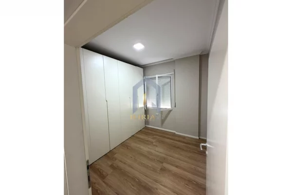 Shtepi ne shitje Apartament ne Tirane, 3+1, Mobilimi Pjeserisht e mobiluar, Pagesa 275,000  Euro.