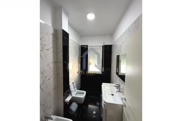 Shtepi ne shitje Apartament ne Tirane, 3+1, Mobilimi Pjeserisht e mobiluar, Pagesa 275,000  Euro.