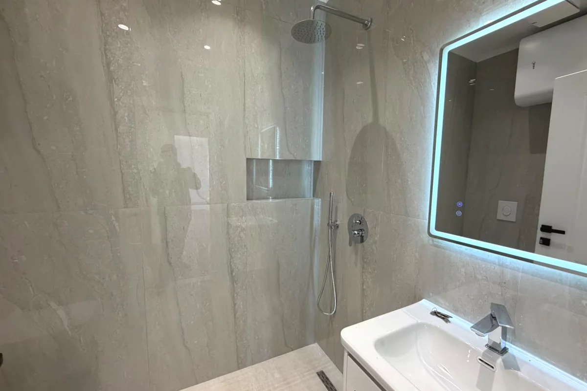 Shtepi ne shitje Apartament ne Tirane, 1+1, Mobilimi Bosh, pa mobiluar, Pagesa 167,000  Euro.